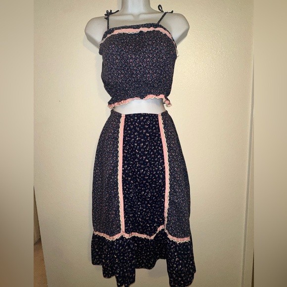 Vintage Cottagecore Floral Two-Piece Set Crop Top & Skirt - Picture 3 of 6
